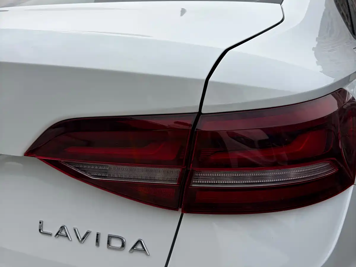 Volkswagen Lavida 2023 1.5L Auto Delight Edition фото 11