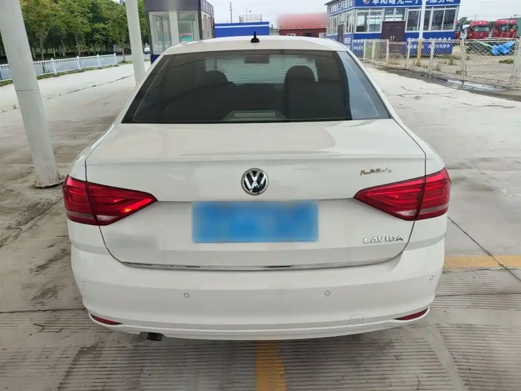 Volkswagen Lavida 2015 1.6L Automatic Comfort Edition фото 6