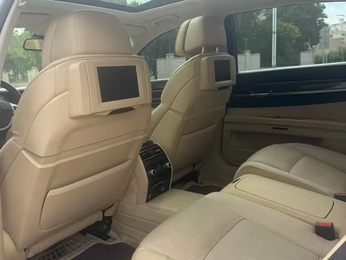 BMW 7 Series 2009 730Li Luxury фото 8
