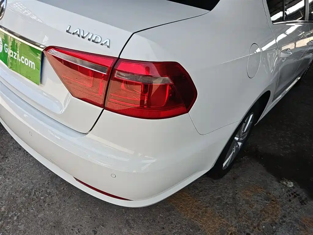 Volkswagen Lavida 2013 Facelift Classic 1.6L Automatic Comfort фото 8