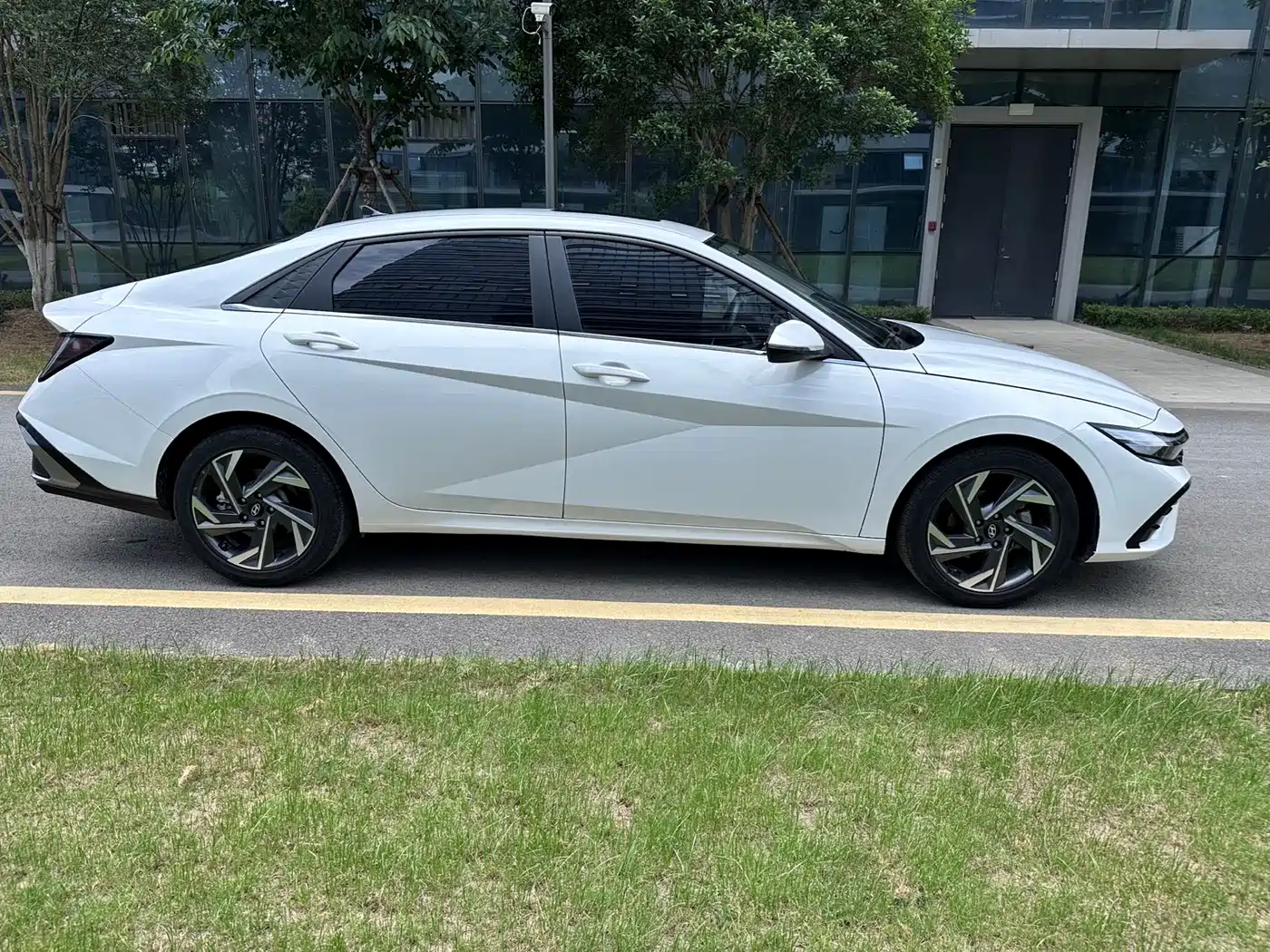Hyundai Elantra 2023 1.5L CVT GLX Elite Edition фото 4