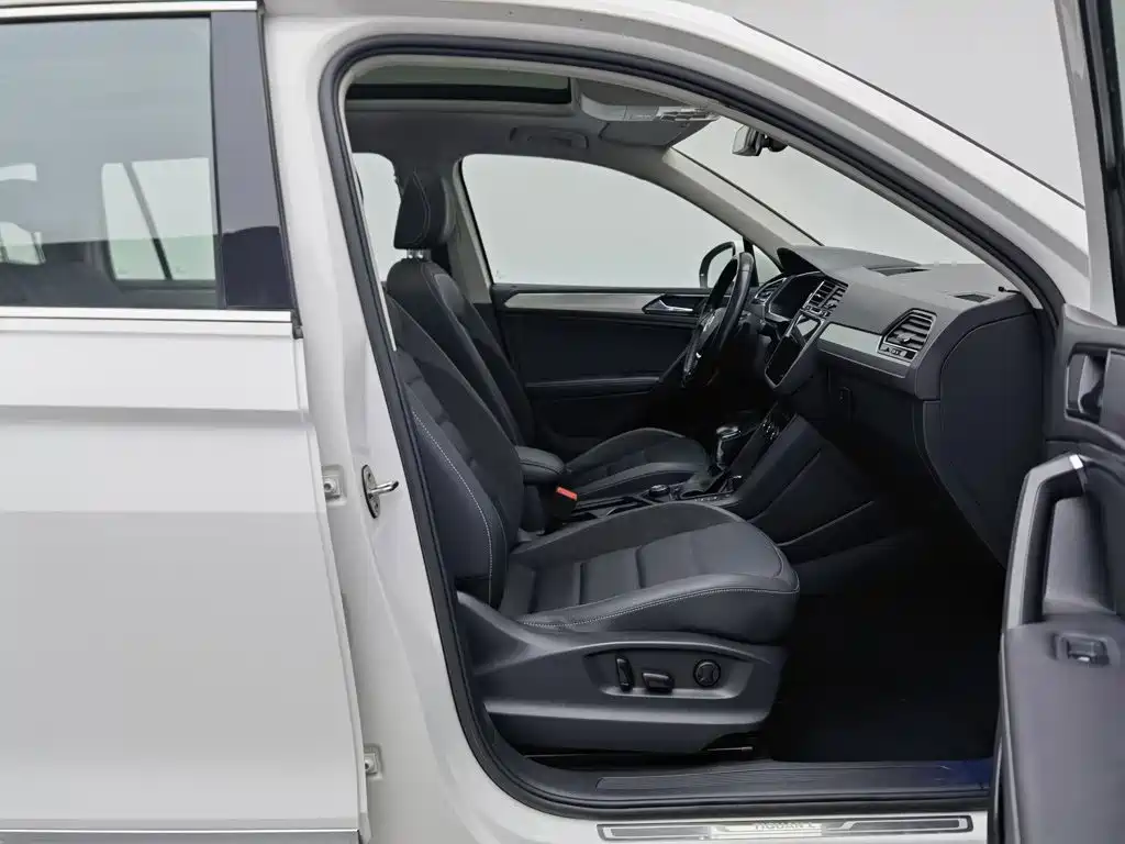 Фото 23 - Volkswagen Tiguan L