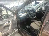 Photo 16 - Peugeot 2008