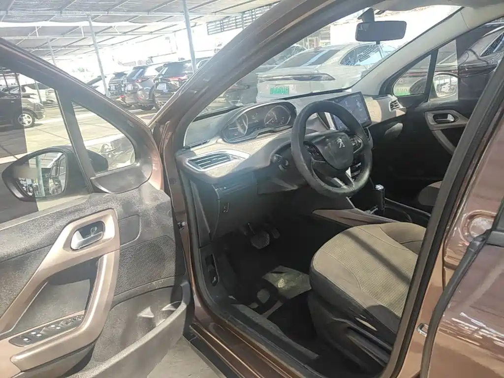 Photo 16 - Peugeot 2008