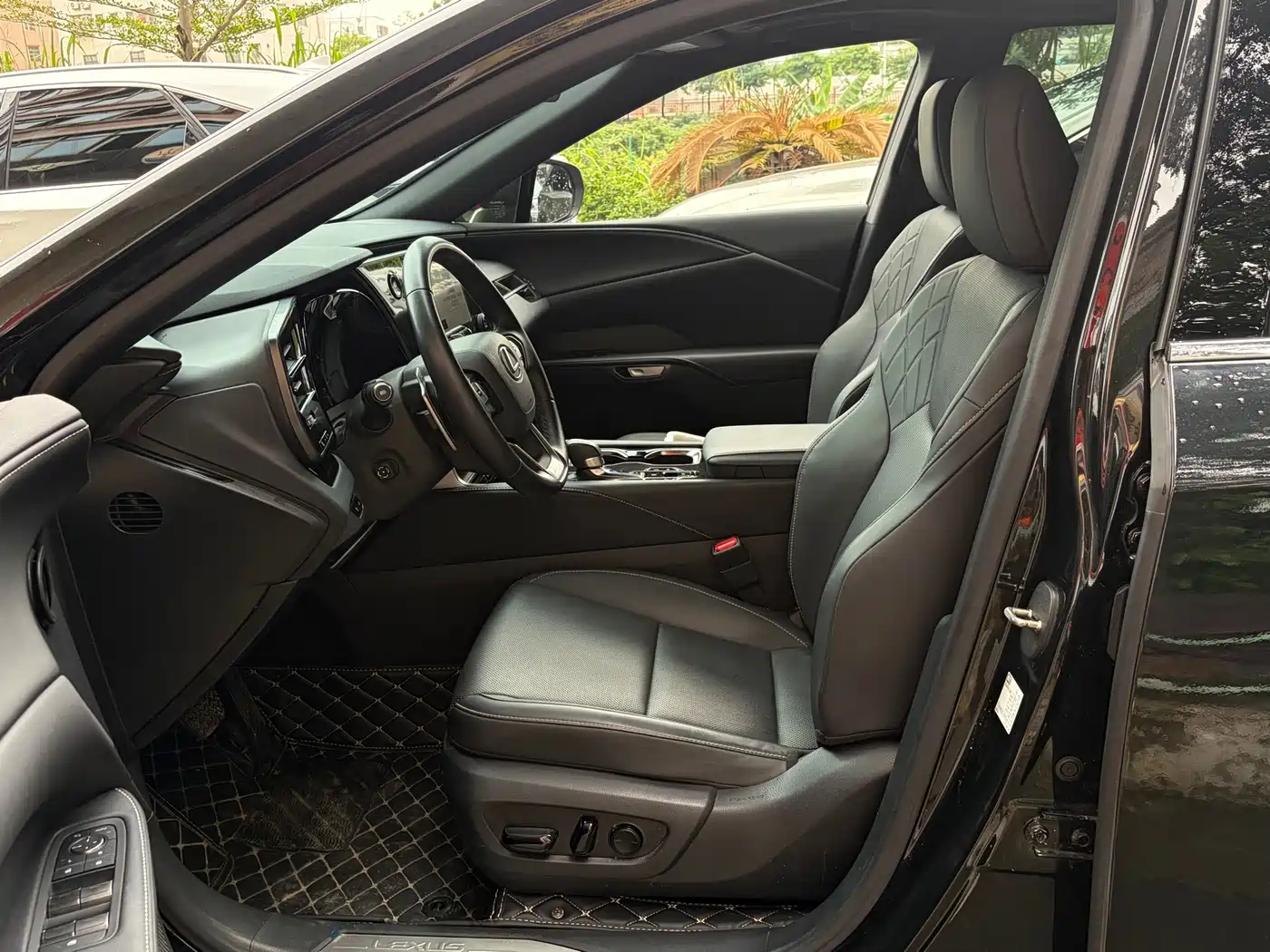 Lexus RX 2025 300 4WD Premium Edition фото 4