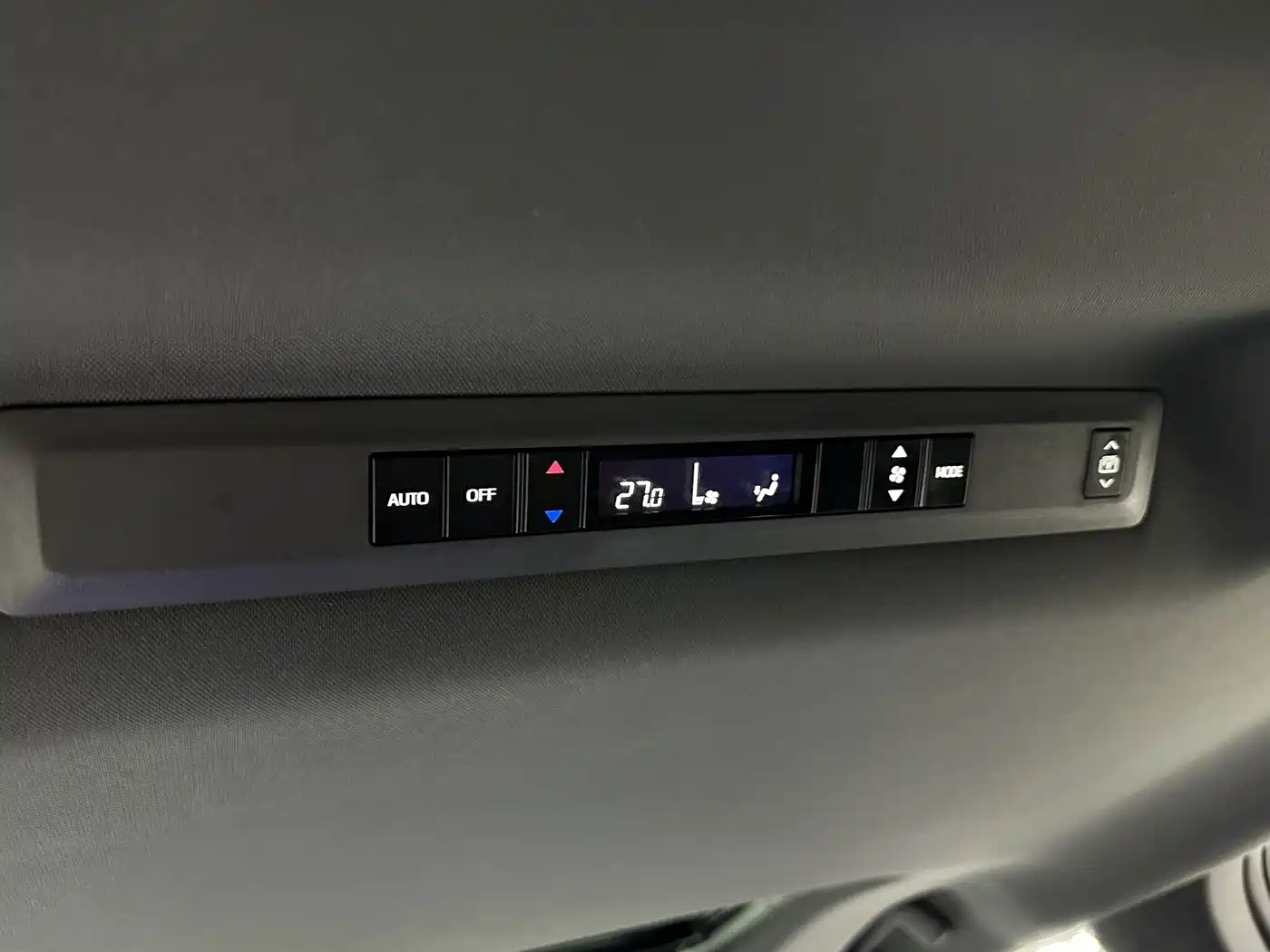 Toyota Granvia 2024 2.5L Hybrid Premium PLUS 4WD Edition фото 23