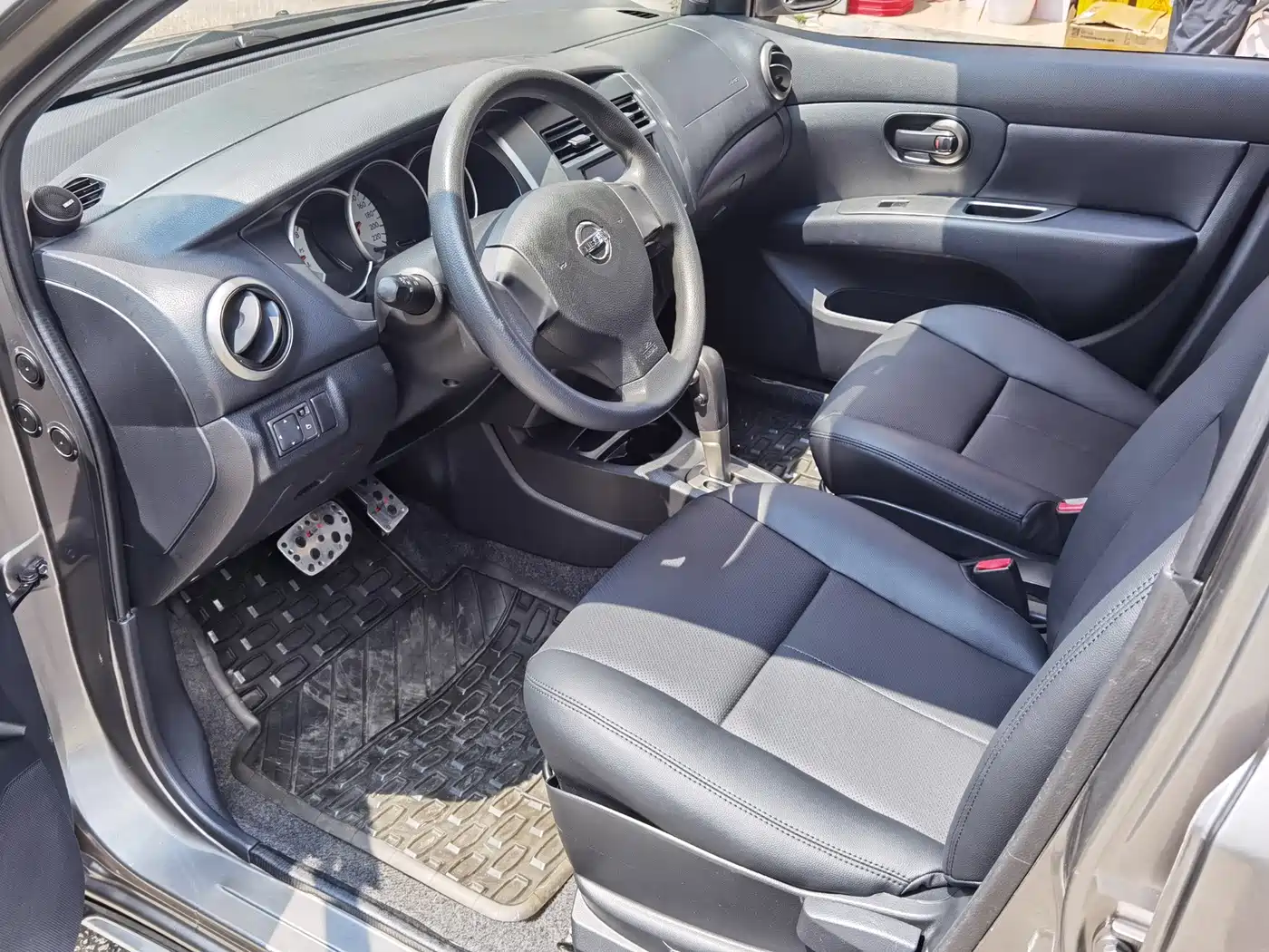 Nissan Livina 2011 2010 Model Joy Edition 1.6L Automatic All-round Type