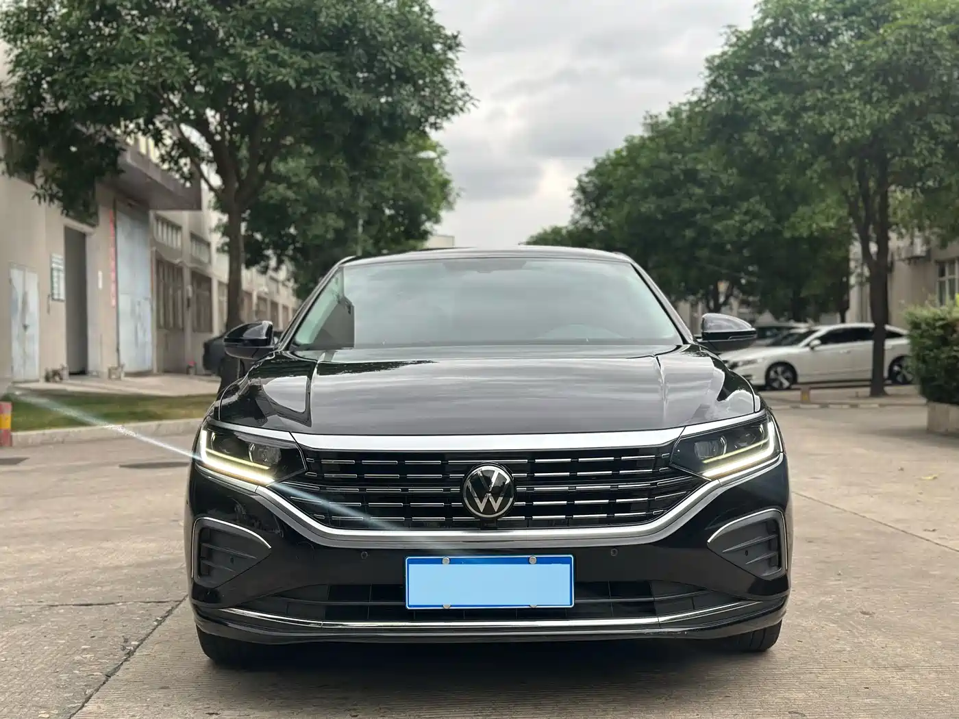 Volkswagen Passat 2024 380TSI Luxury фото 2