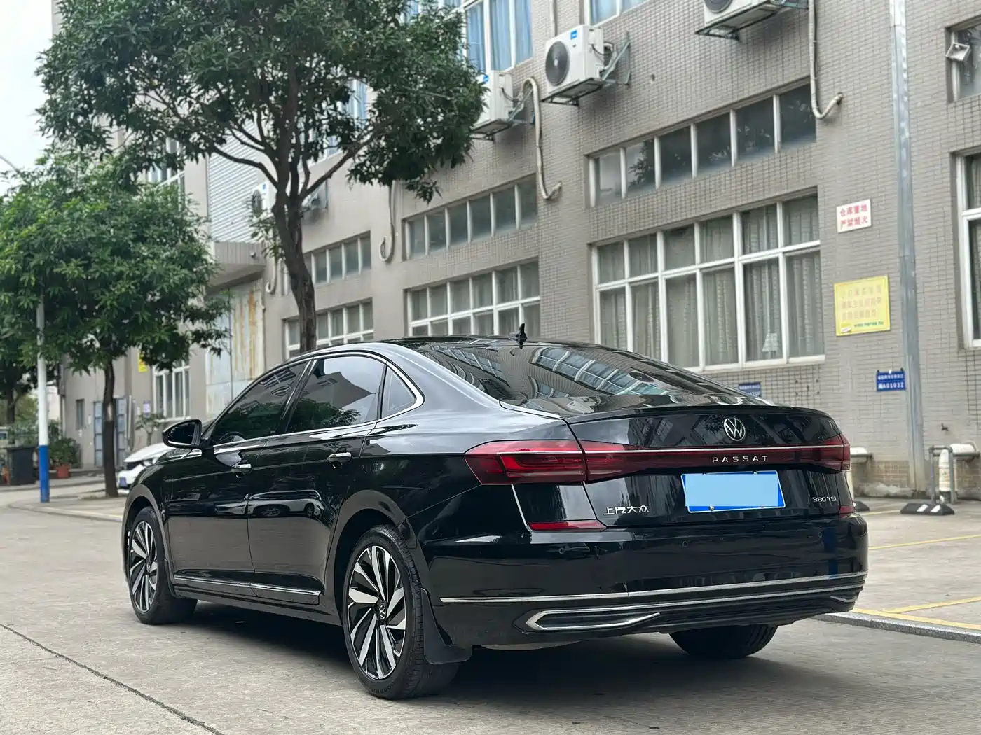 Volkswagen Passat 2024 380TSI Luxury фото 6
