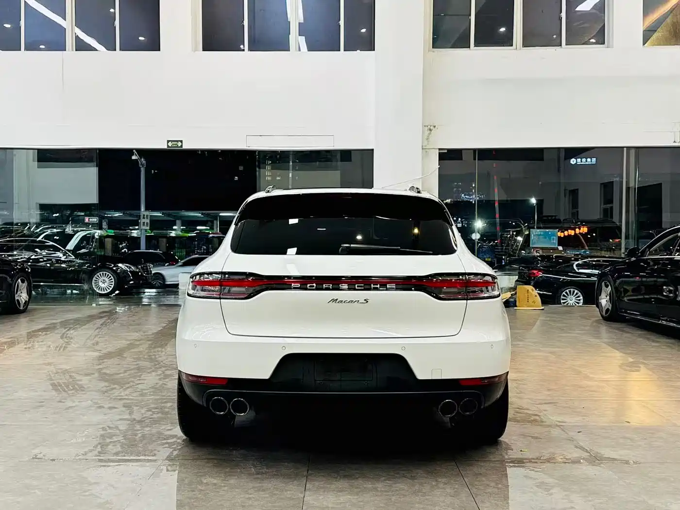 PORSCHE MACAN