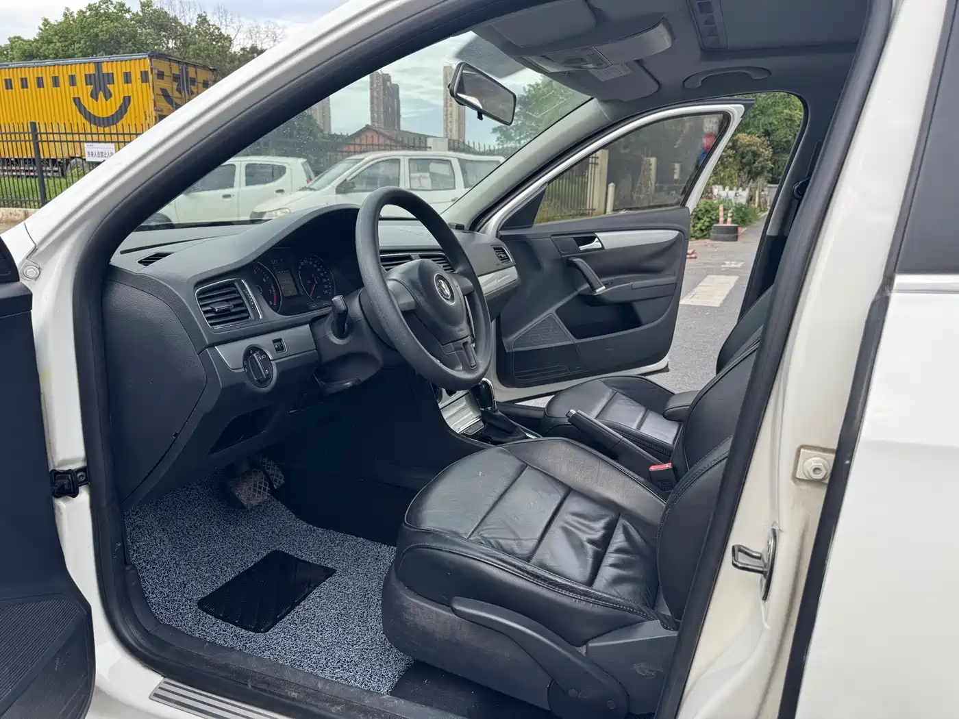 Volkswagen Lavida Tour 2014 1.6L Automatic Sport фото 6