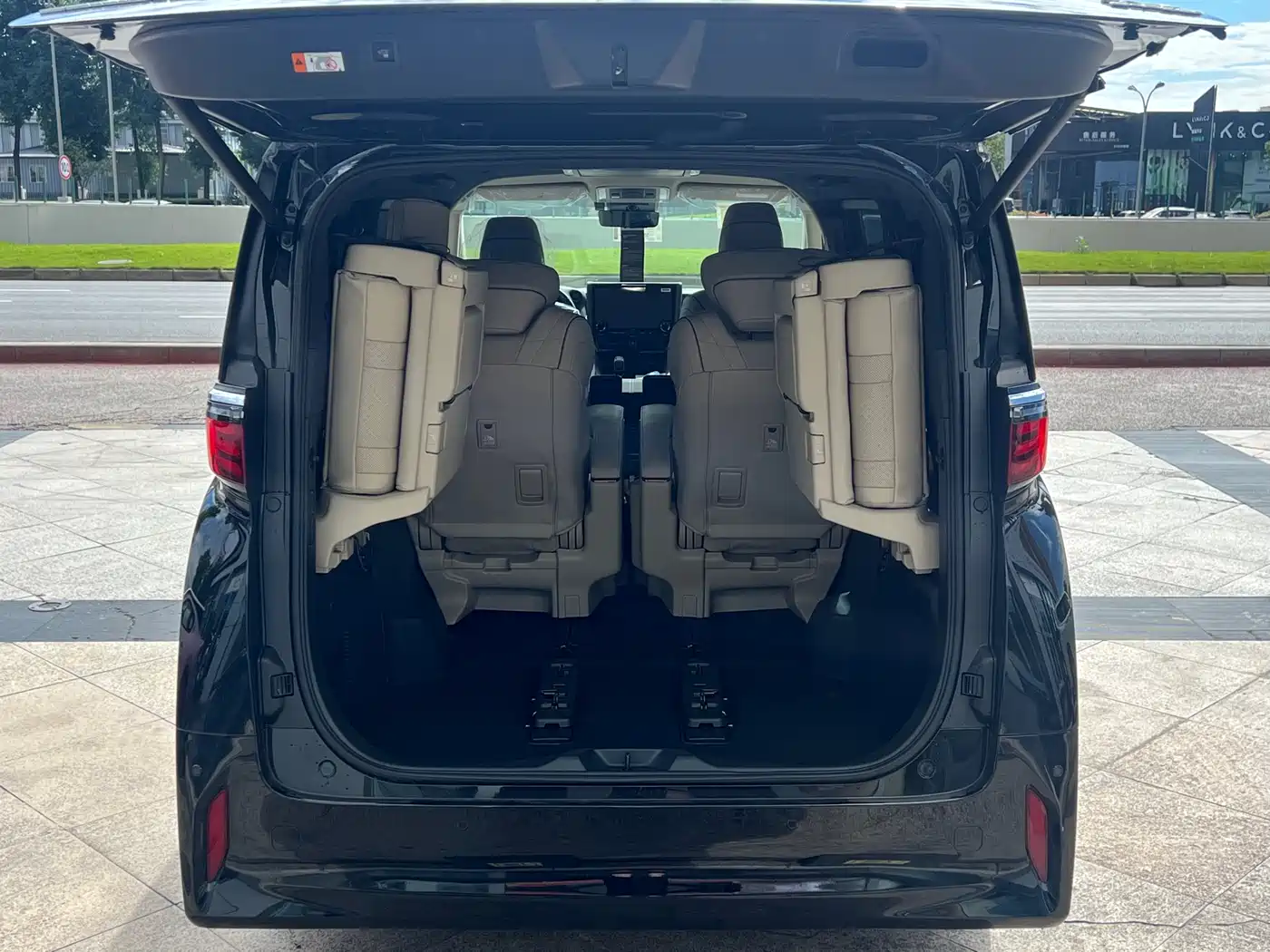 Toyota Alphard 2024 Hybrid 2.5L Ultimate Enjoyment Edition фото 25