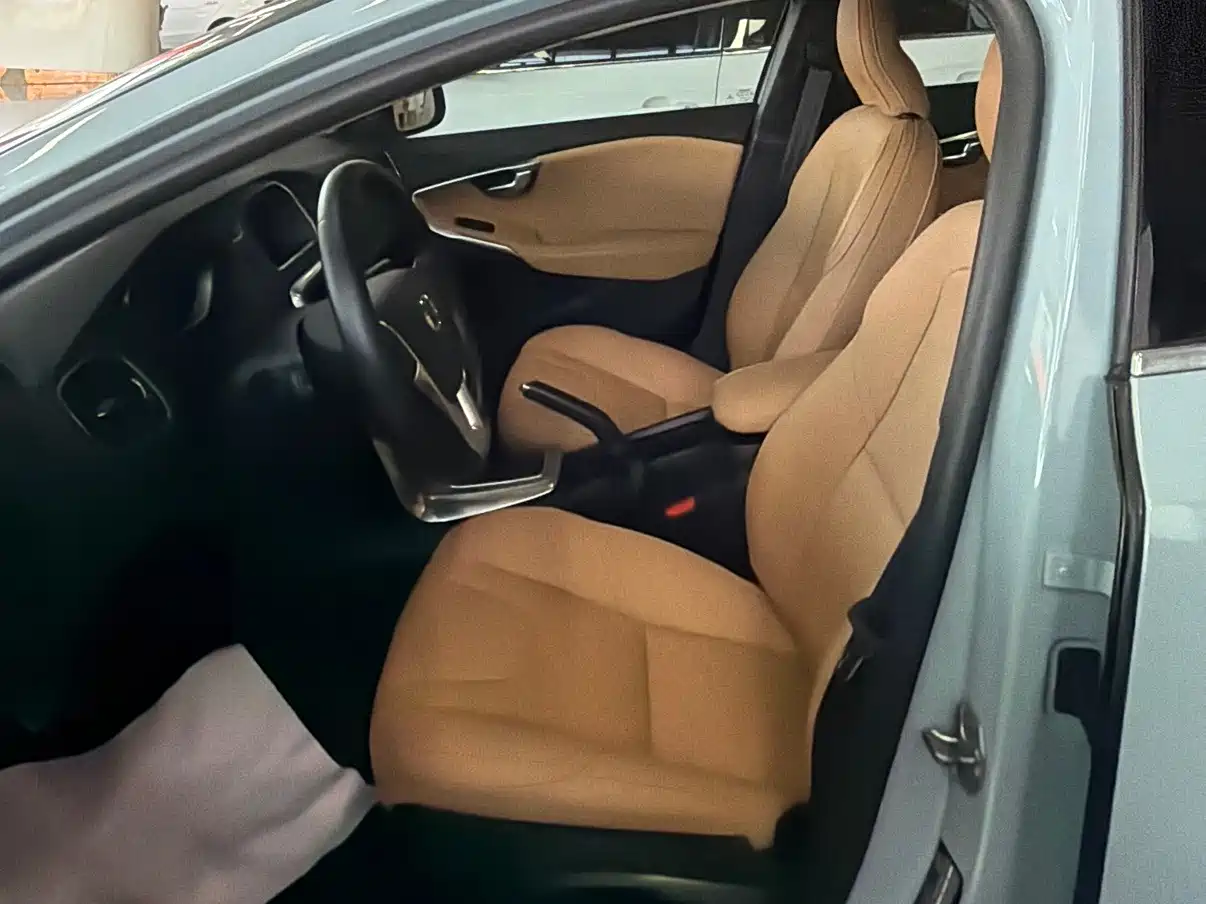 Фото 9 - Volvo V40