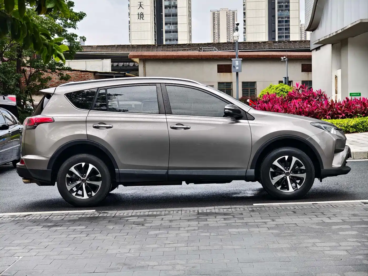 Toyota RAV4 Rongfang 2016 2.0L CVT 2WD Trend (China V) фото 9