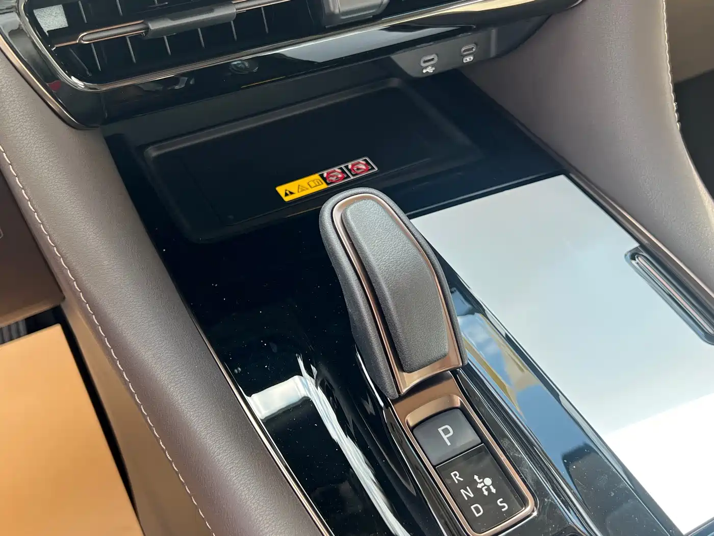 Toyota Alphard 2024 Hybrid 2.5L Ultimate Enjoyment Edition фото 14