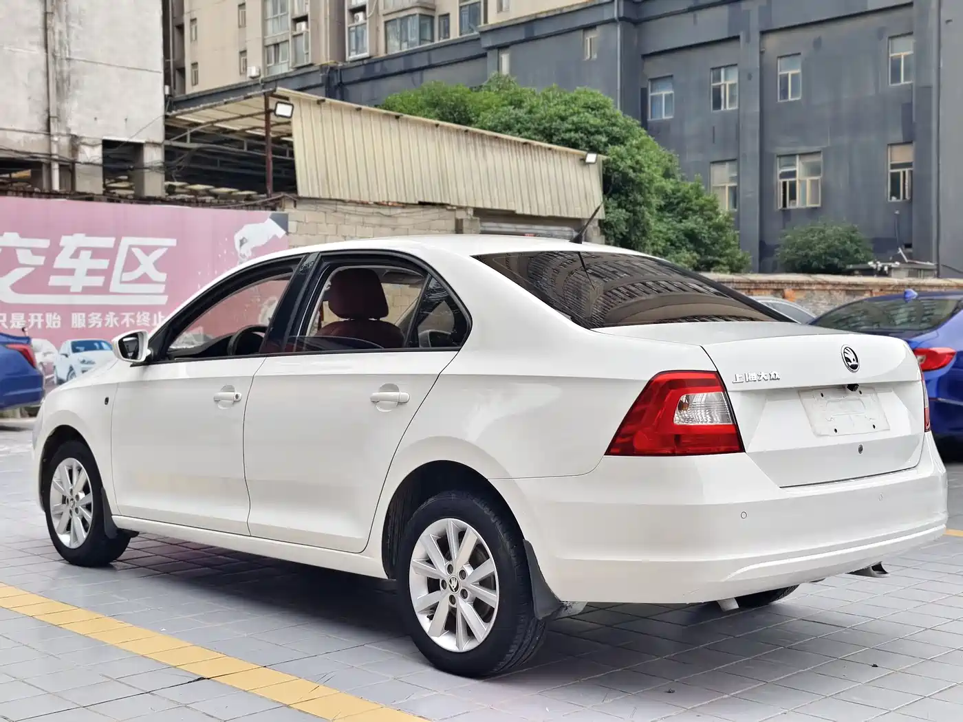 Škoda Rapid 2016 1.6L Manual Pioneer Edition фото 16