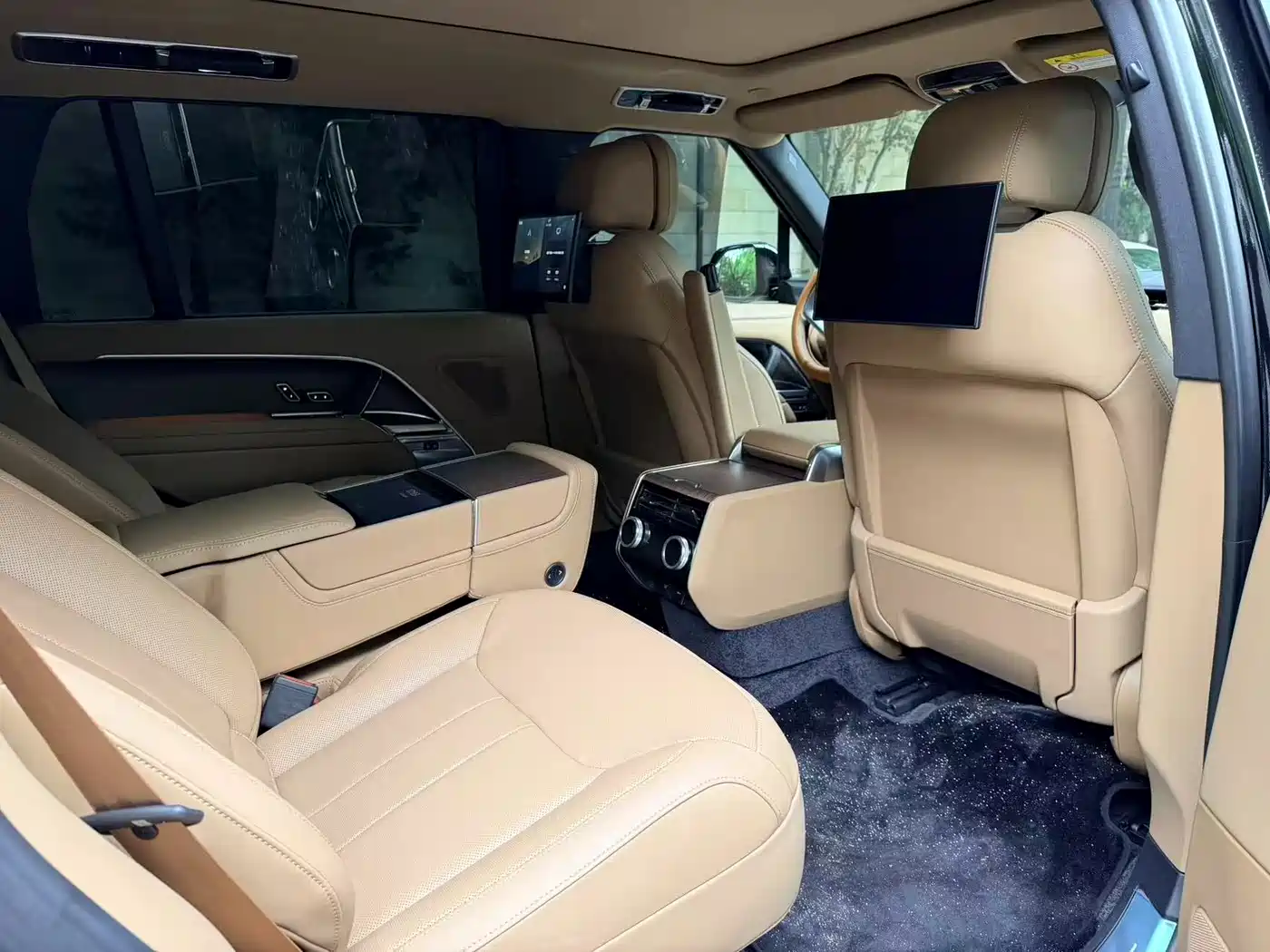 Land Rover Range Rover 2025 3.0 L6 400PS Genesis Extended Wheelbase фото 10