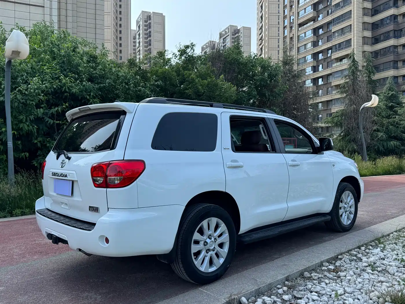 Toyota Sequoia 2010 5.7 Platinum Edition фото 8