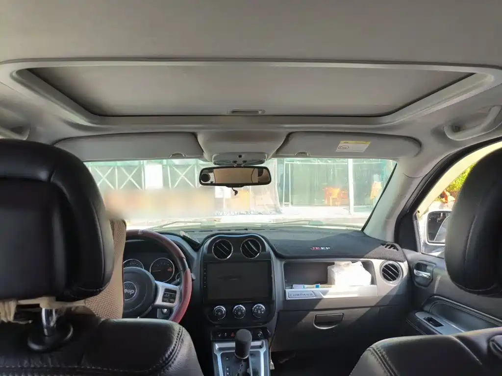 Photo 9 - Jeep Compass (Import)