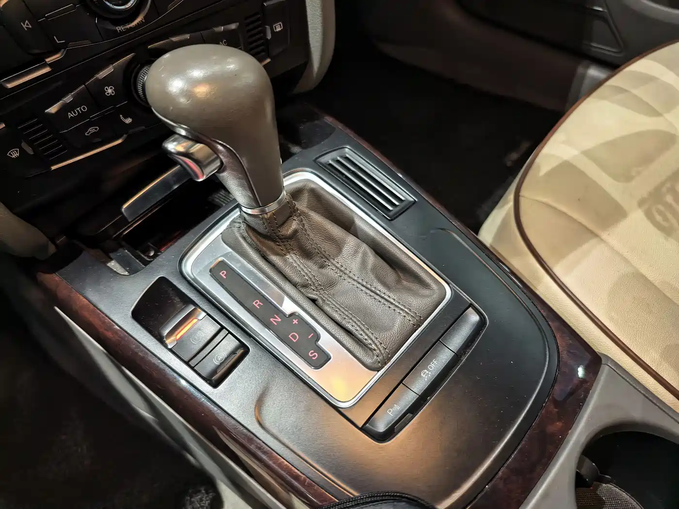 Audi A4L 2012 2.0 TFSI Automatic Luxury фото 12