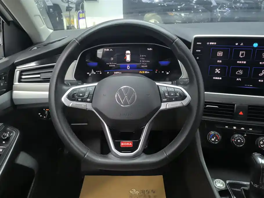 VOLKSWAGEN BORA