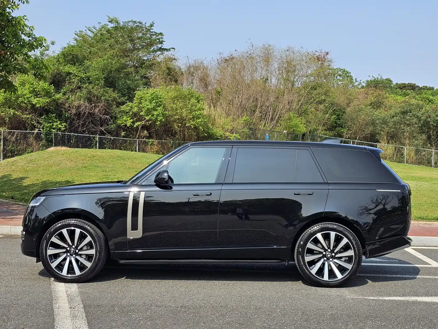 Land Rover Range Rover 2023 3.0 L6 400PS Golden Age 7-Seater Long Wheelbase фото 4