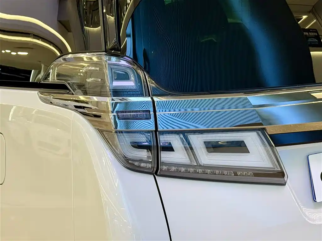 Toyota Vellfire 2021 Crown Hybrid 2.5L HV Premium Edition фото 16
