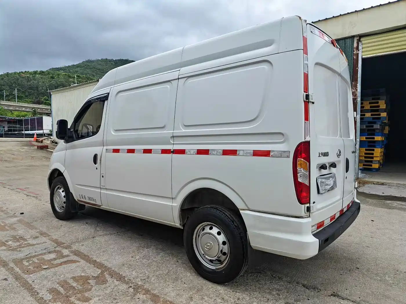SAIC Maxus Xintu V80 2019 2.0T Plus 6MT Panel Van Short Wheelbase Medium Roof 2-3-seater фото 2