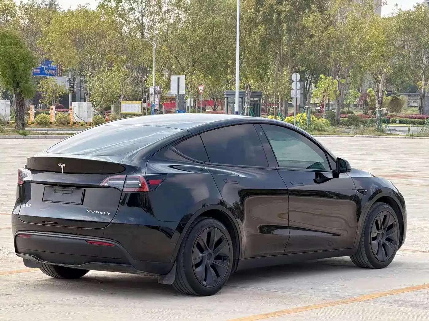 TESLA MODEL Y