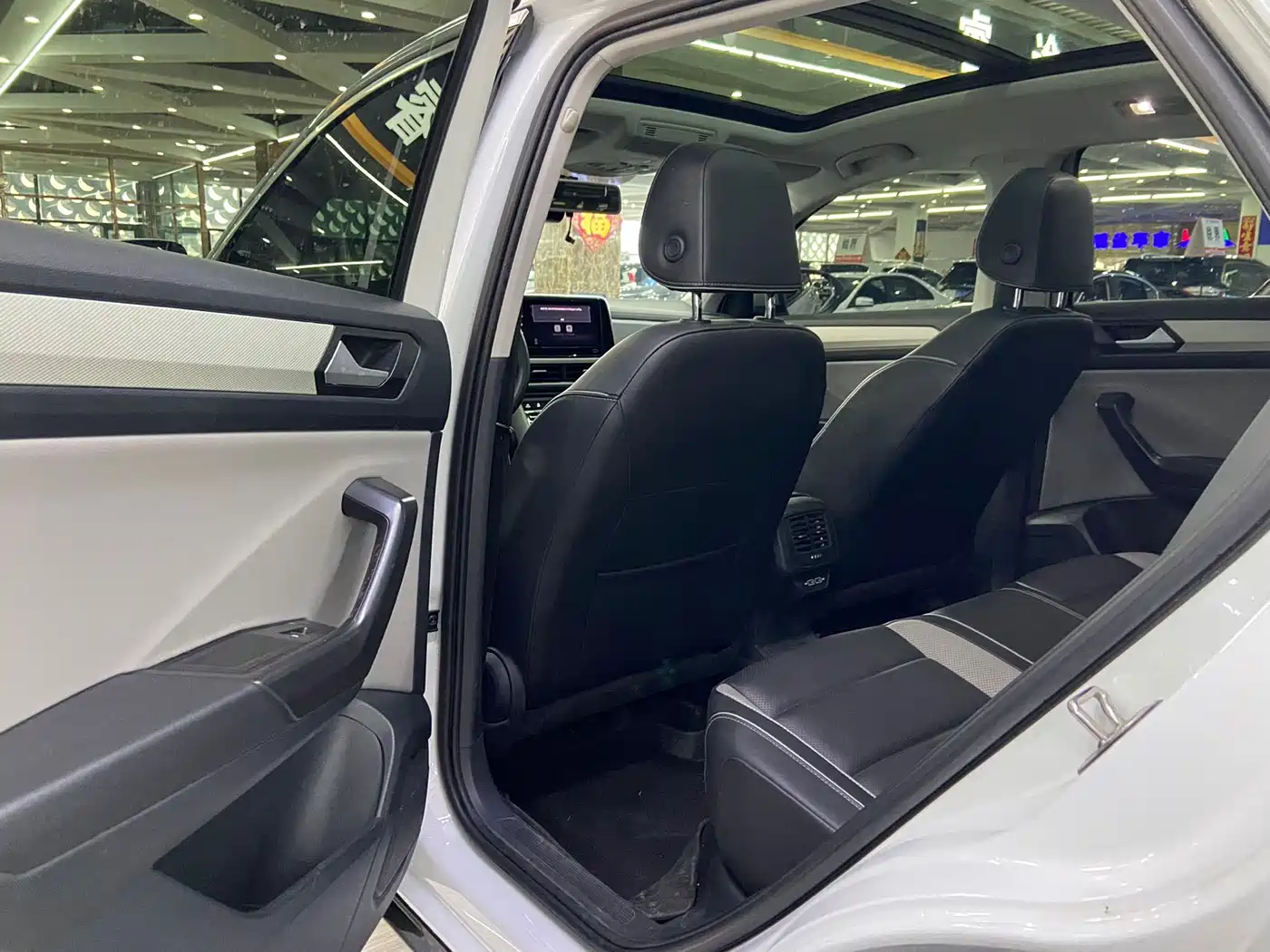 Volkswagen T-ROC 2023 280TSI DSG 2WD Time Edition фото 8
