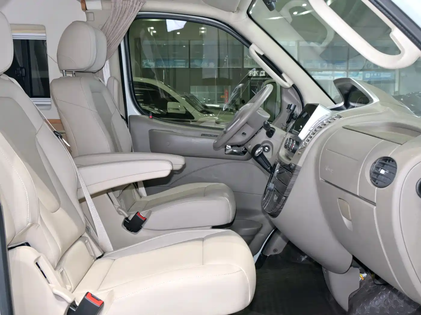 SAIC Maxus Xintu V80 2018 2.5T AMT Elite Long Wheelbase High Roof 5 Seater фото 11