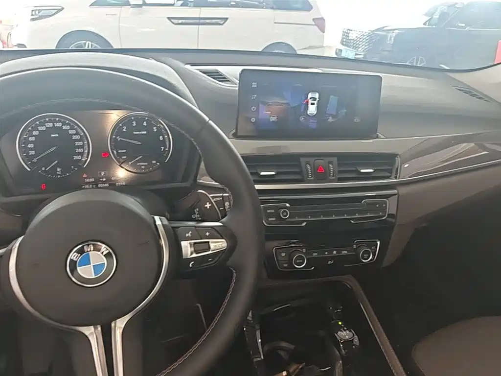 BMW X1 2018 sDrive18Li Premium Model фото 10