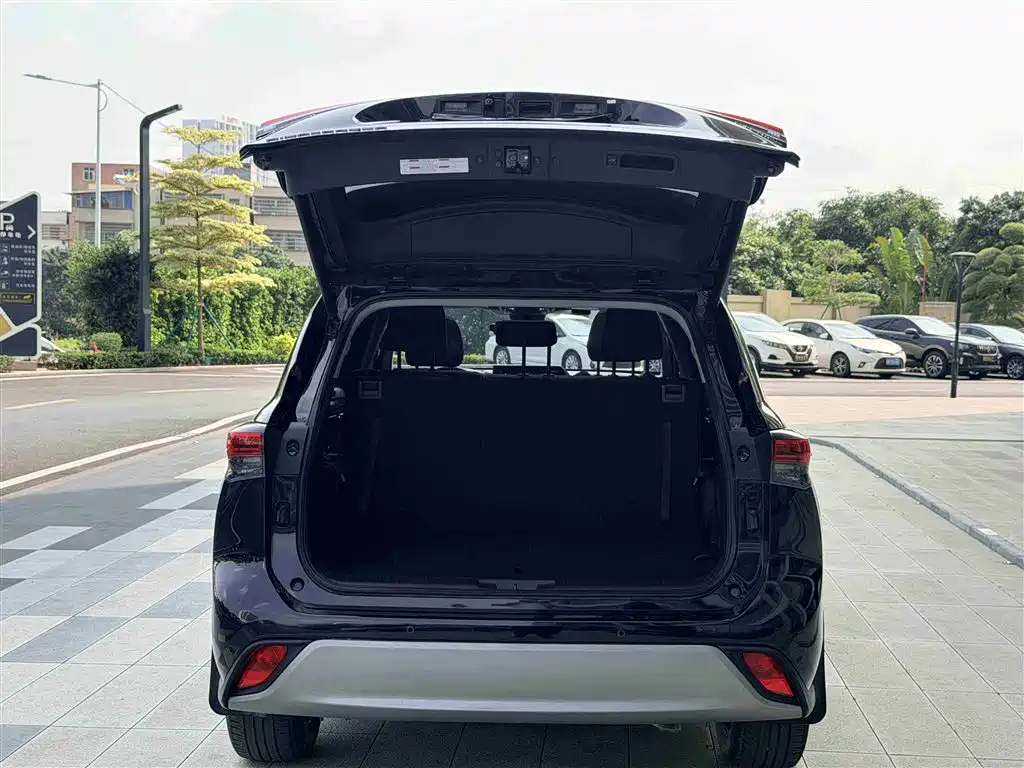 Toyota Highlander 2023 2.5L Smart Hybrid Dual Engine FWD Premium 7-Seater фото 17