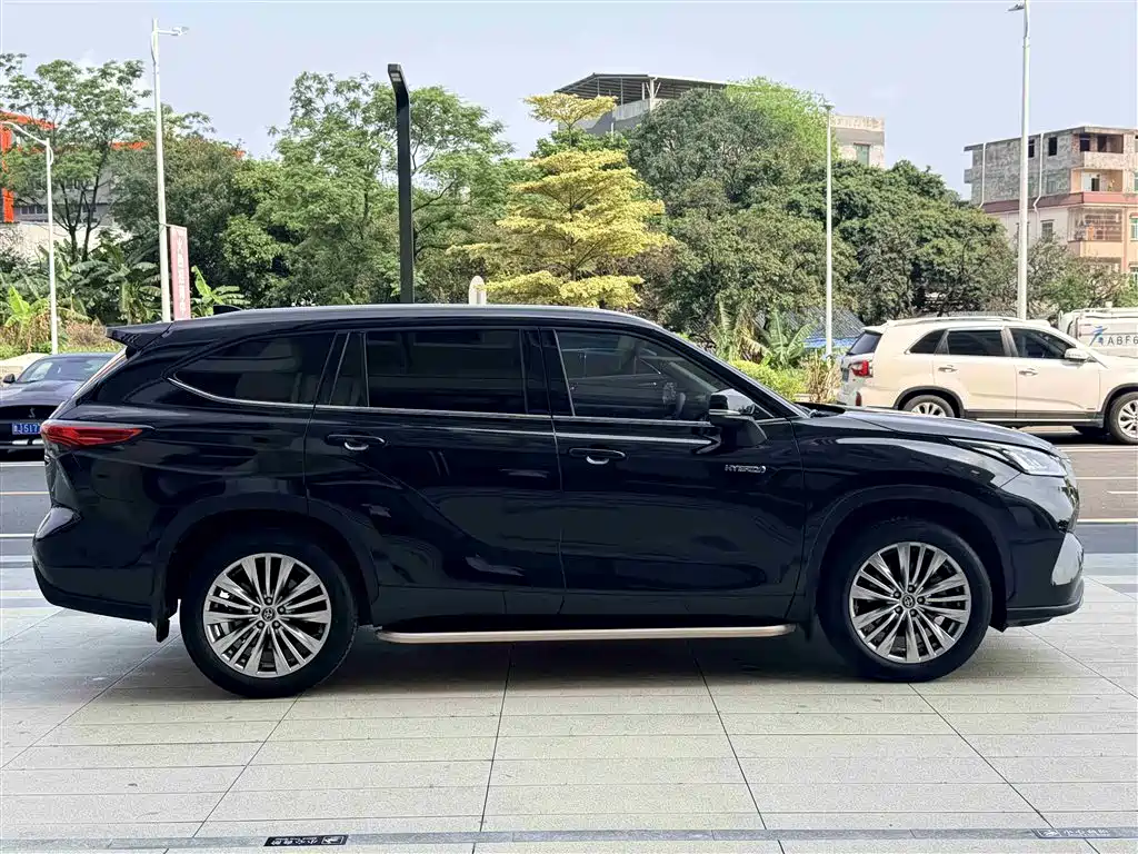 Toyota Highlander 2023 2.5L Smart Hybrid Dual Engine FWD Premium 7-Seater фото 21