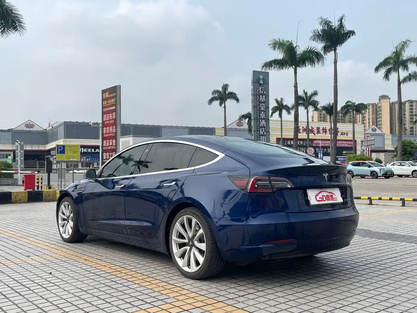TESLA MODEL 3