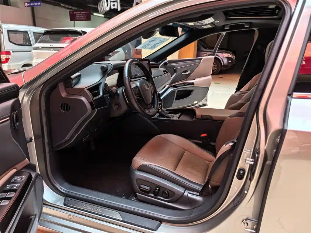 Lexus ES 2023 200 Excellence Edition фото 5