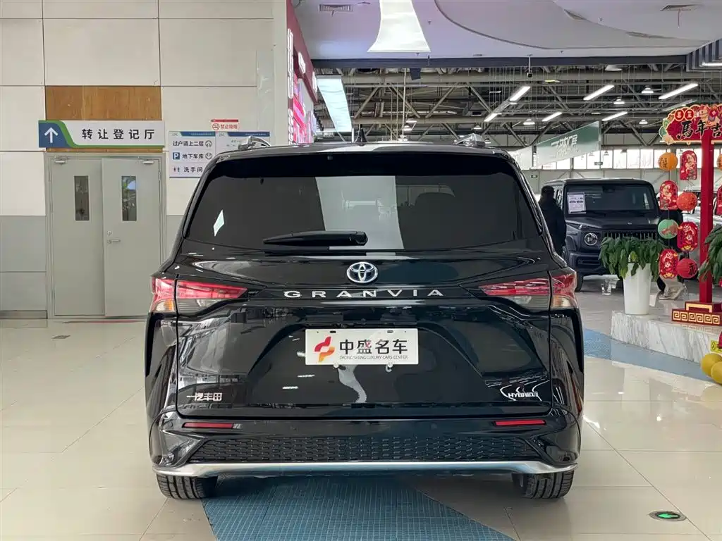 Toyota Granvia 2023 2.5L Hybrid Prestige PLUS Edition фото 6