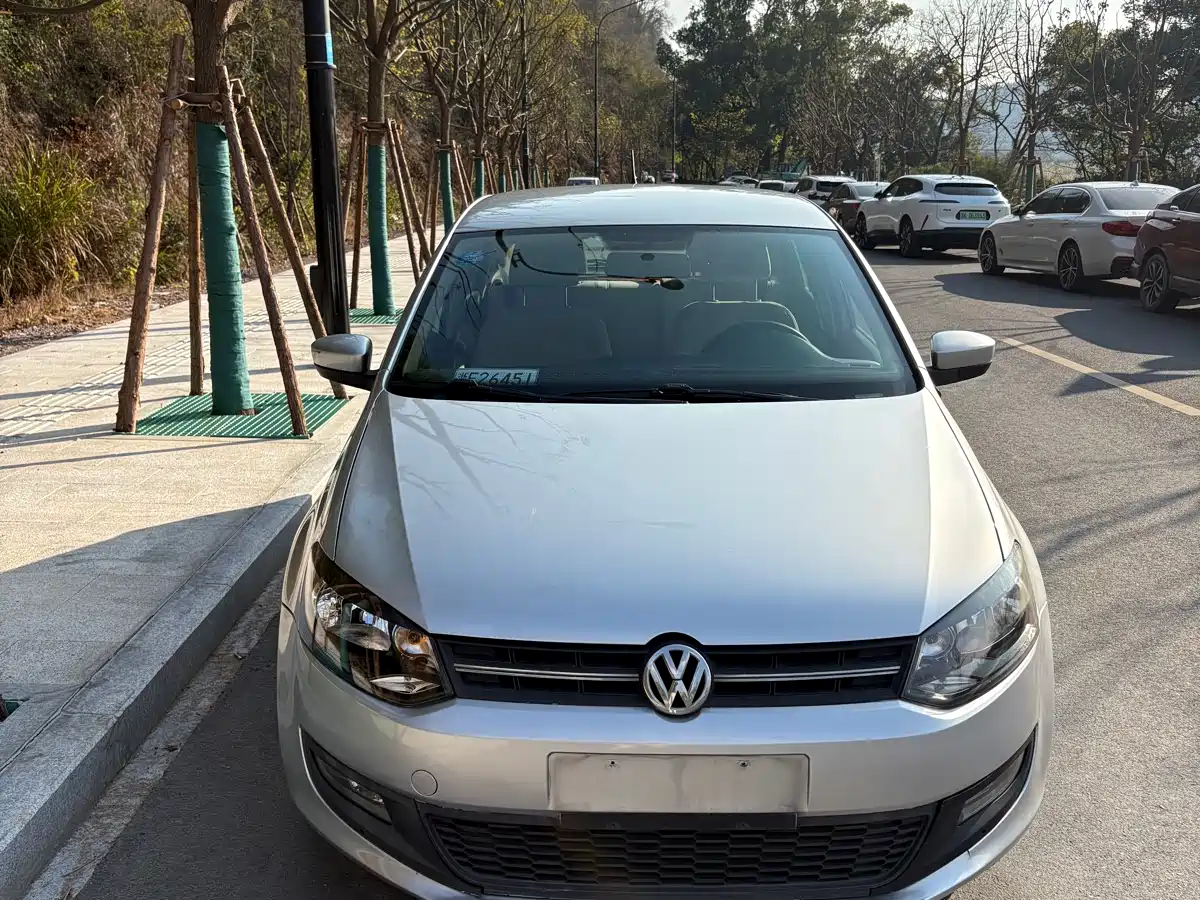 Volkswagen Polo 2011 1.6L Automatic Cool Edition фото 2