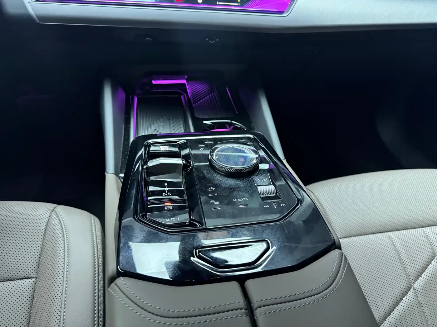 BMW 5 Series 2025 525Li M Sport Package фото 14