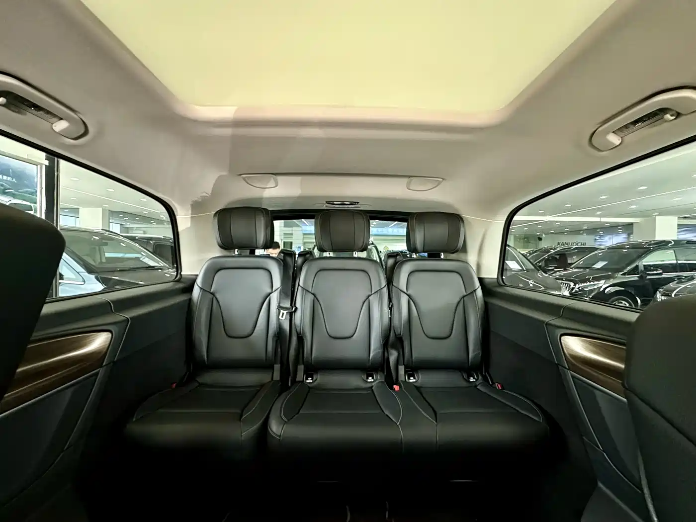 Mercedes-Benz V-Class 2021 V 260 L Long Wheelbase Luxury Edition фото 14