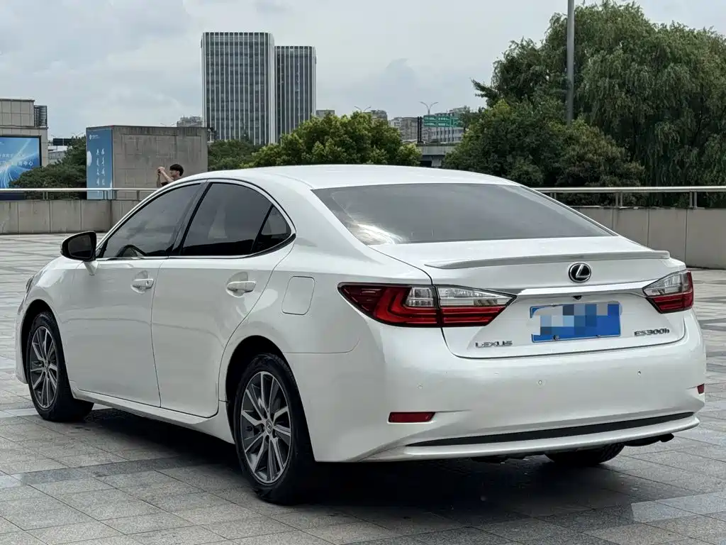 Фото 15 - Lexus ES