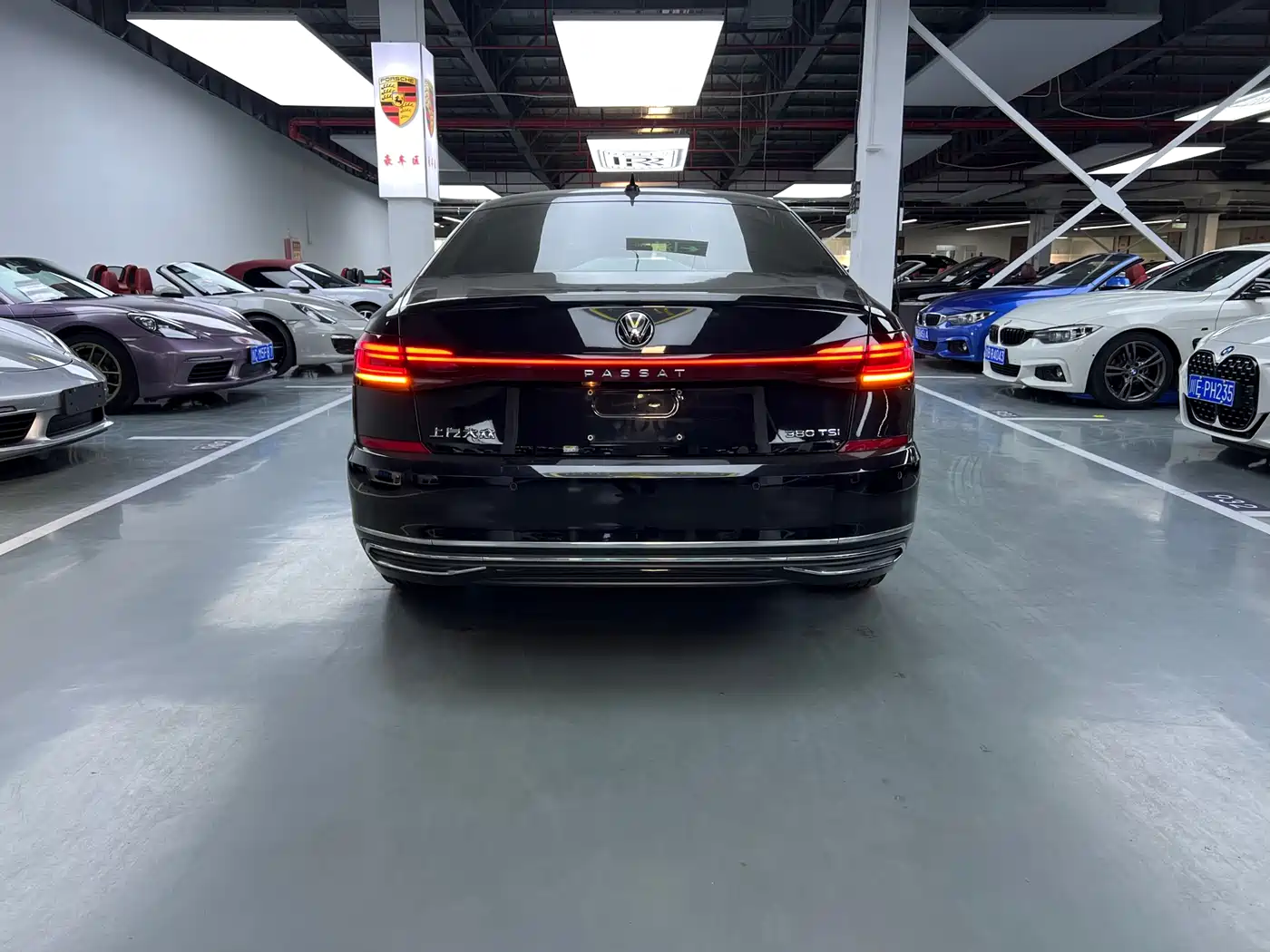 Volkswagen Passat 2023 380TSI Luxury Edition фото 16