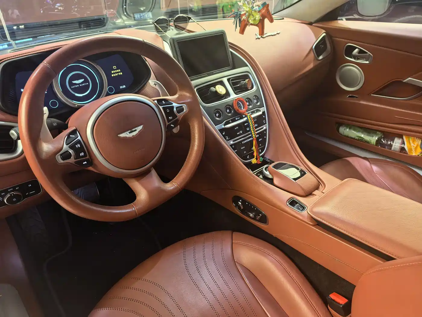 Фото 6 - Aston Martin DB11