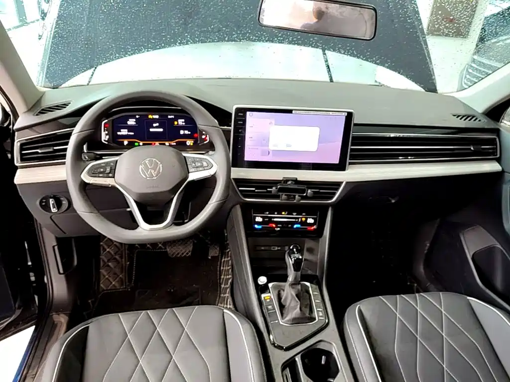 Photo 10 - Volkswagen Tiguan L
