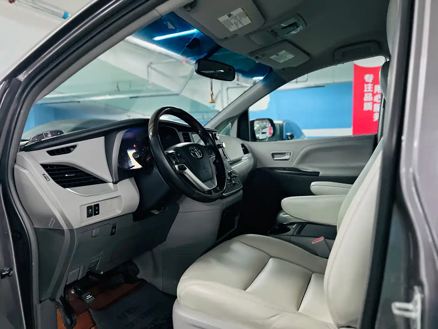 Toyota Sienna 2015 3.5L 4WD L фото 5