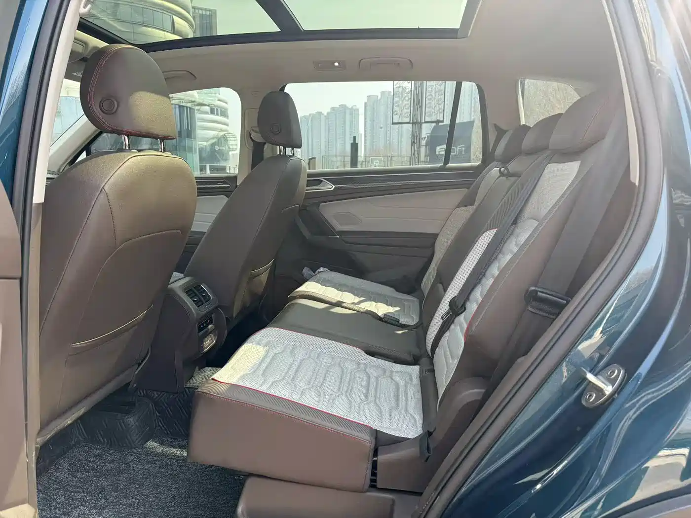 Volkswagen Tiguan L 2022 380TSI Automatic 4WD R-Line Flagship 7-Seater фото 8