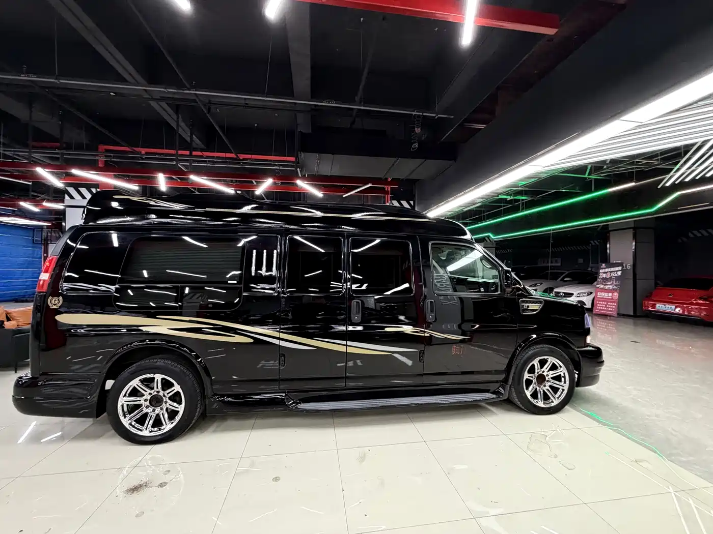 GMC Savana 2013 6.0L Luxury Privacy Screen 7-Seater фото 4