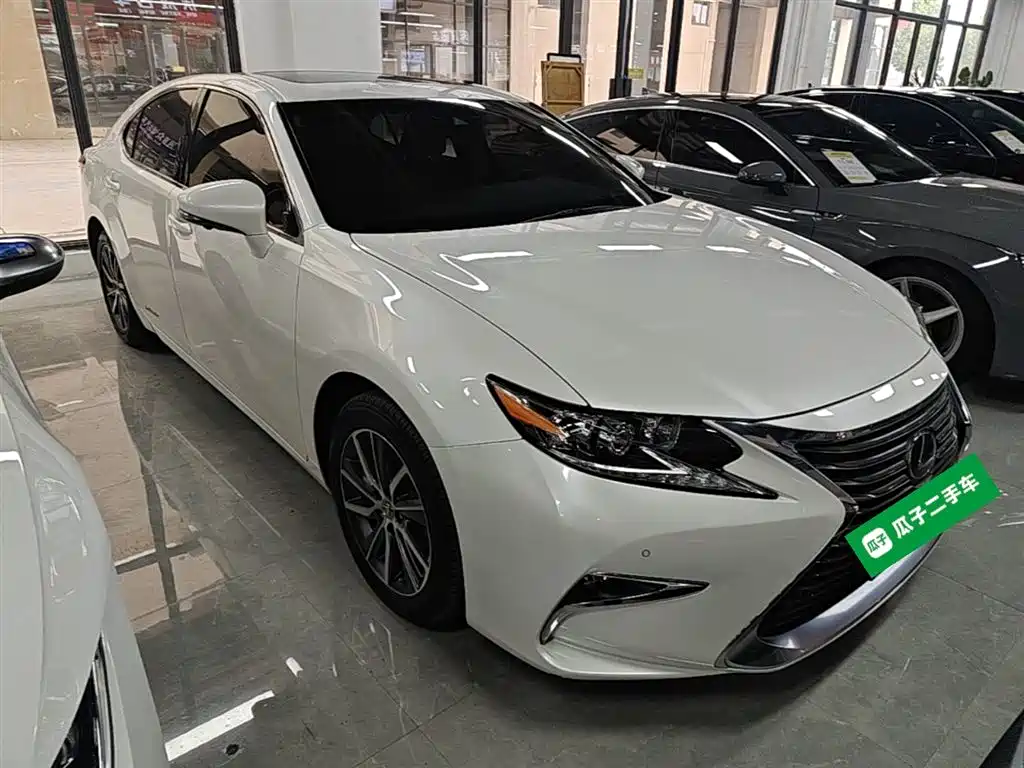 Lexus ES 2017 300h Mark Levinson Comfort Edition фото 4