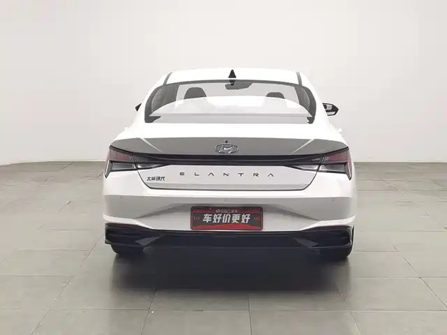 Hyundai Elantra 2022 1.5L CVT LUX Premium Edition — фото 4