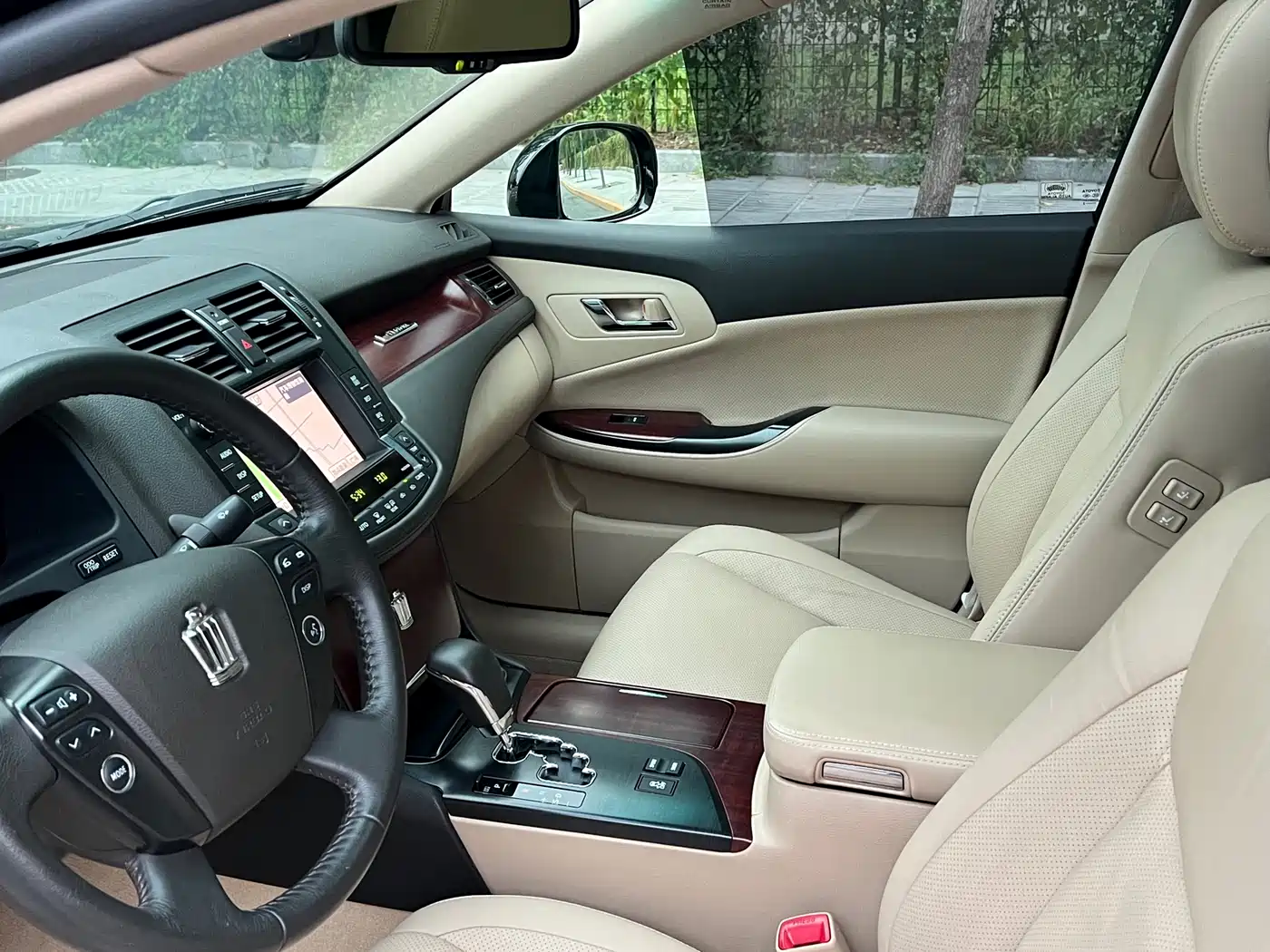 Toyota Crown 2010 2.5L Royal Leather Navigation Edition фото 16